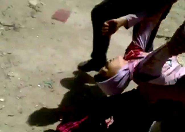 This image made from amateur video released by Shaam News Network and accessed Friday, May 25, 2012 purports to show a wounded child being evacuated in Aleppo, Syria. (AP-Yonhap News)