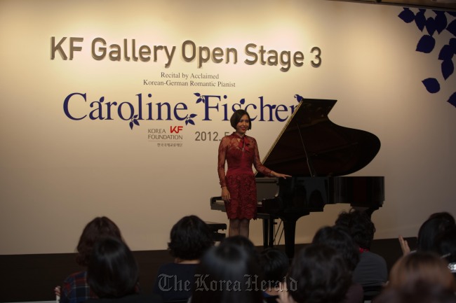 Caroline Fischer greets the audience at Korea Foundation Culture Center. (Korea Foundation)
