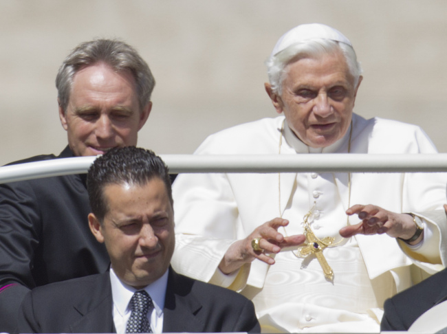 Pope Benedict XVI, flanked by his private secretary Georg Gaenswein (top left) and his butler Paolo Gabriele arrives at St. Peter’s square at the Vatican for a general audience on May 23. ( AP-Yonhap News)