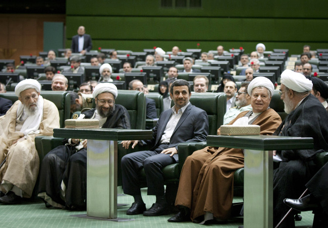 From left to right: Iran’s head of Assembly of Experts Mohammad Reza Mahdavi Kani, judiciary chief Sadeq Larijani, President Mahmoud Ahmadinejad and former president Akbar Hashemi Rafsanjani attend the opening ceremony of Iran’s 9th Majlis (parliament) in Tehran on Sunday. (Xinhua-Yonhap News)