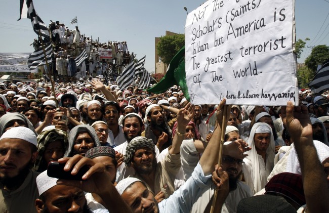 People shout slogans during a protest against U.S. drone attacks in northwest Pakistan’s Peshawar on May 8. (Xinhua-Yonhap News)