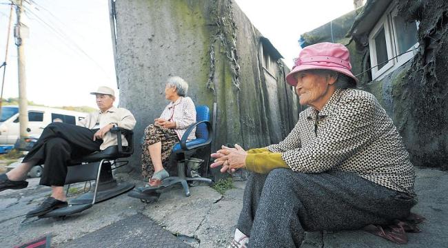 Residents of Guryong shanty village live in the shadow of Seoul’s wealthy Gangnam district. (Park Hae-mook/The Korea Herald)