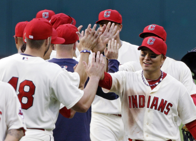 Cleveland Indians right fielder Choo Shin-soo (right) celebrates with teammates after the game. (AP-Yonhap News)