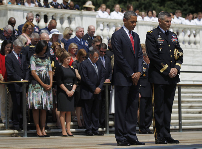 U.S. President Barack Obama and Maj. Gen. Michael S. Linnington take part in a wreath-laying ceremony at the Tomb of the Unknowns at Arlington National Cemetery on Monday. (AP-Yonhap News)