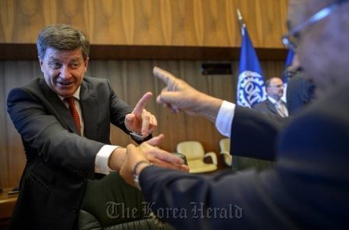 Britain’s Guy Ryder (left) is congratulated by delegates after his acceptance speech at the International Labor Organization in Geneva. (AFP-Yonhap News)