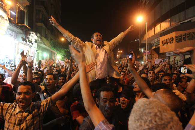 Egyptian presidential candidate Khaled Ali joins a protest on Monday in the center of Cairo against the results of the first round of the presidential elections. (AFP-Yonhap News)