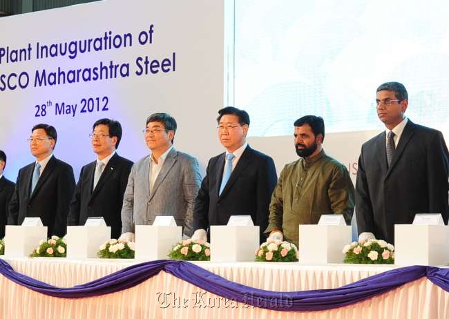 POSCO CEO Chung Joon-yang (fourth from left) and company executives, along with Indian businessmen and government officials, attend a ceremony to mark the completion of a new plant in Maharashtra Province, west India, on Monday. (POSCO)