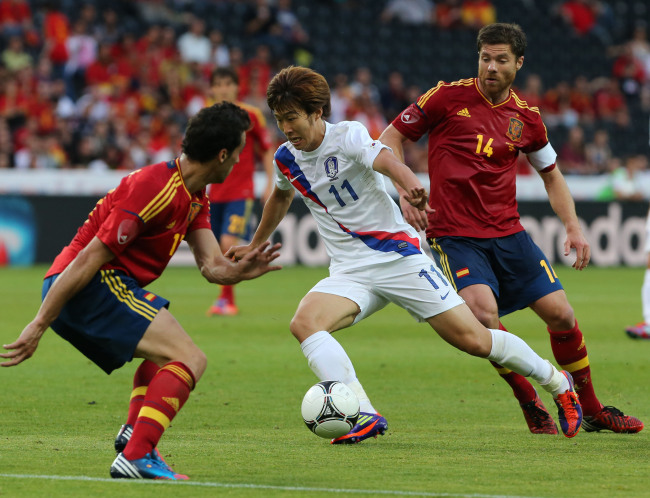 Korea’s Son Heung-min threads Spain’s defense. (Yonhap News)