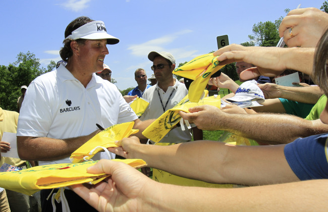 Phil Mickelson signs autographs after his practice round at the Memorial golf tournament on Wednesday. (AP-Yonhap News)