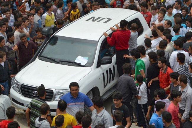 U.N. monitors visit the town of Kfra Nubul, Syria, Wednesday. (AFP-Yonhap News)