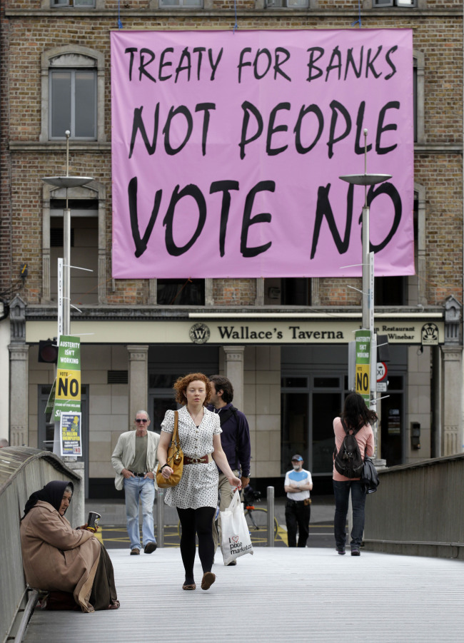 A poster hangs from a building calling for people to vote NO in the upcoming European Fiscal Treaty in central Dublin on Tuesday. (AP-Yonhap News)