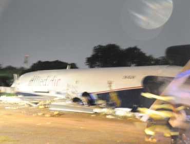 Rescuers work at the site of plane crash in Accra, Ghana (Xinhua-Yonhap News)