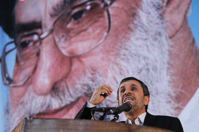 Iranian President Mahmoud Ahmadinejad delivers a speech under a portrait of Iran’s supreme leader, Ayatollah Ali Khamenei, on the eve of the 23nd anniversary of the death of their revolutionary leader Ayatollah Ruhollah Khomeini on Saturday. (AP-Yonhap News)