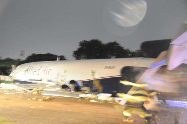 Rescuers work at the site of plane crash in Accra, Ghana on Saturday. (Xinhua-Yonhap News)