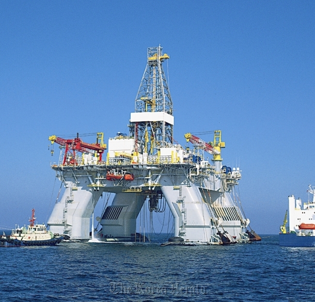 Deepwater Nautilus, an ultra-deepwater, semi-submersible offshore drilling rig, which was built in 1999 by Hyundai Heavy Industries for U.S. drilling company Transocean. (HHI)