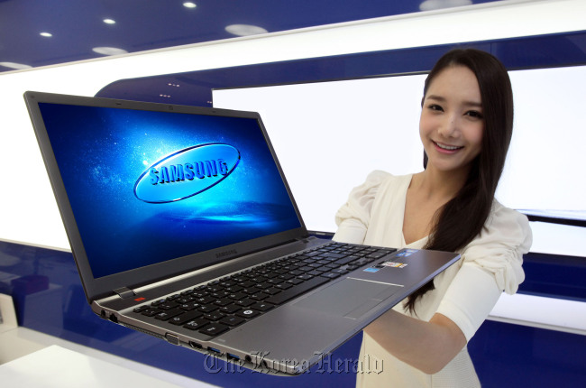 A model shows Samsung Electronics’ all-new multimedia laptop, Series 5 Boost, at COEX in southern Seoul. (Samsung Electronics)