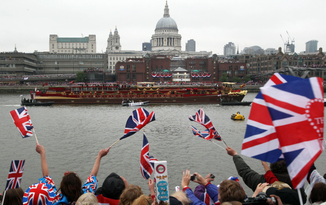 The Royal Barge passes St. Paul`s Cathedral during the Diamond Jubilee River Pageant along the River Thames to Tower Bridge, in London, Sunday. (AP-Yonhap News)