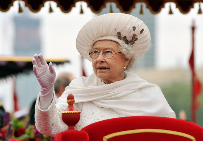 Britain`s Queen Elizabeth II, waves from the royal barge during the Diamond Jubilee Pageant on the River Thames in London Sunday. (AP-Yonhap News)