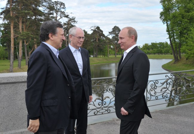 Russian President Vladimir Putin (right), European Commission President Jose Manuel Barroso (left) and European Council President Herman Van Rompuy speak during the Russia-EU Summit in St. Petersburg, Russia, Sunday. (AP-Yonhap News)