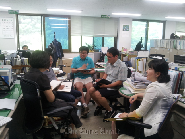 Seoul City officials in short pants and short sleeves hold a meeting on Monday. (Seoul Metropolitan Government)