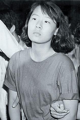 Lim Su-kyung is arrested after she returned from an unauthorized visit to North Korea in 1989. (The Korea Herald file)