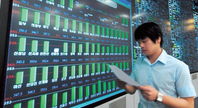 An employee works at Korea Power Exchange in Samseong, Seoul, with electricity usage rising amid continued hot weather. (Lee Sang-sub/The Korea Herald)