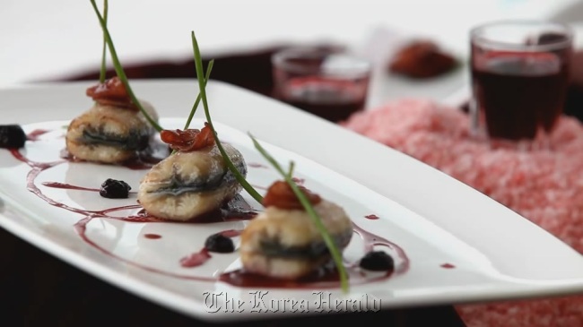 Broiled eel with bokbunja sauce is served during the bokbunja festival (Gochang County)