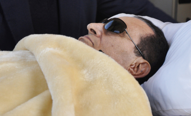 Former Egyptian President Hosni Mubarak is wheeled into court in Cairo. (AP-Yonhap News)