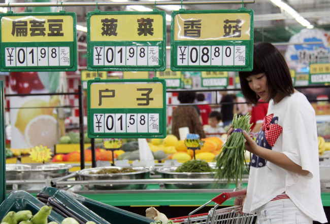 A citizen selects vegetable in a supermarket in Tancheng County of Linyi City, east China’s Shandong Province on Saturday. (Xinhua-Yonhap News)