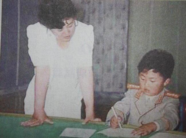 This image captured from a video obtained by Japan’s Mainichi Shimbun shows North Korea’s young leader Kim Jong-un (right) in his childhood and his late mother Ko Young-hui in the 1980s or 90s. (Yonhap News)