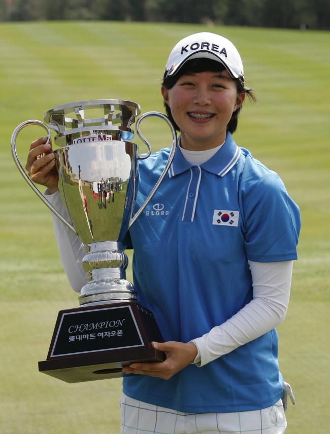 In a file photo, Kim Hyo-ju, 17, holds up the trophy after winning the Lotte Mart Ladies Open in April. On Sunday Kim won the Suntory Ladies Open, an annual golf tournament on the LPGA of Japan Tour, with 17- under-par 271. She became the youngest winner of the tournament and added one more victory to Korean female golfers’ 16 winnings on the JLPGA Tour so far. The prize money of 18 million yen went to the second place winner as Kim is an amateur player and thus not qualified to claim prize money.