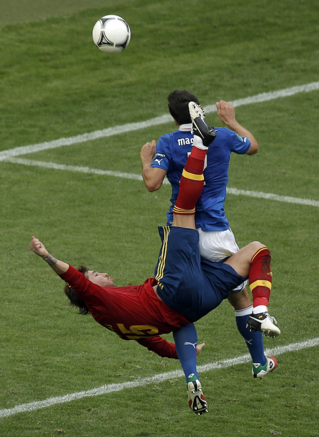 Spain’s Sergio Ramos attempts a shot on goal against Italy. (AP-Yonhap News)