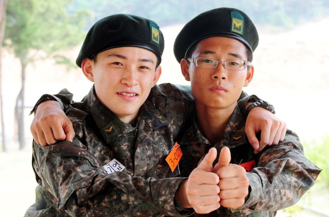 Cadet officers Bae Jun-hyeong (right) and Han Ki-yeop (Yonhap News)