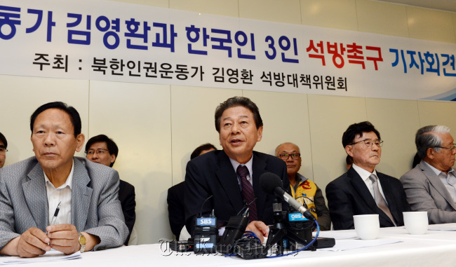 A group of civic activists, politicians and scholars speak at a news conference in Seoul on May 22 to urge China to release Kim Young-hwan and three other human rights activists. (Park Hyun-koo/The Korea Herald)