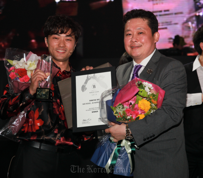 Diageo Reserve World Class Korea 2012 winner Andy Seo (left) accepts his award from Diageo Korea CEO and president Kim Jong-woo at Club Octagon in Seoul on Monday. (Diageo Korea)