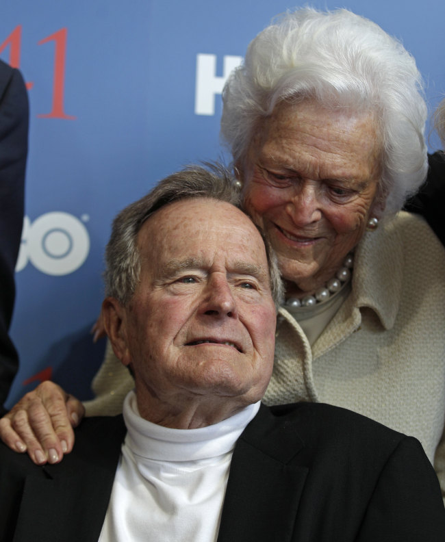 Former U.S. President George H.W. Bush and his wife Barbara arrive for the premiere of HBO’s new documentary about his life in Kennebunkport, Maine, Tuesday. (AP-Yonhap News)