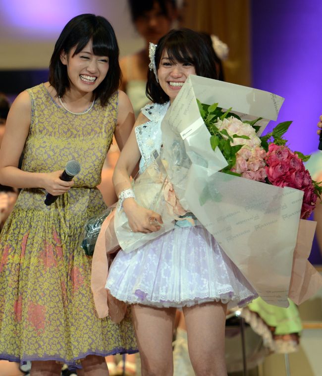 Yuko Oshima of AKB48 (right) is congratulated for her victory over AKB48's 27th song selection, called the AKB48 General Election, by AKB48's Atsuko Maeda (left) in Tokyo on June 6, 2012. (AFP-Yonhap News)