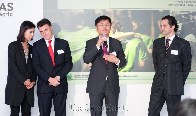 Choi Hyung-ho (second from right), chief executive of BNP Paribas Securities Korea, speaks at a press conference in Seoul on Wednesday. Joris Dierckx (right), country head for Korea and general manager of BNP Paribas Seoul branch, and Renaud Meary (third from right), head of structured equity, Asia-Pacific at BNP Paribas Global Equities and Commodity Derivatives, also attended. (BNP Paribas)