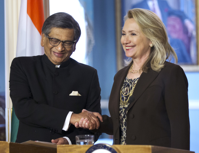 Secretary of State Hillary Rodham Clinton shakes hands with Indian Foreign Minister S.M. Krishna at the State Department in Washington, Wednesday. (AP-Yonhap News)