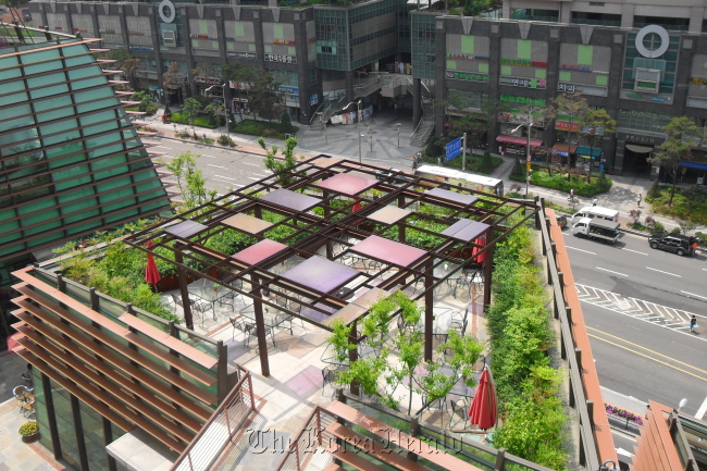 A rooftop cafe at D-Cube City, a shopping mall in Seoul’s western district of Sindorim (Lee Hee-su/The Korea Herald)