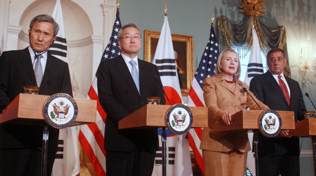 Defense and foreign affairs chiefs of Korea and the U.S. hold a joint news conference after a meeting at the U.S. State Department on Thursday in Washington. From left: South Korean Minister of Defense Kim Kwan-jin, South Korean Minister of Foreign Affairs and Trade Kim Sung-hwan, U.S. Secretary of State Hillary Rodham Clinton and U.S. Secretary of Defense Leon E. Panetta. (Yonhap News)