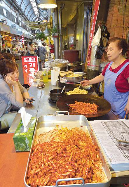 Hyoja-dong Old School Tteokbokki is one of two market-based establishments specializing in what is considered a Tongin Market specialty — gireum tteokbokki.