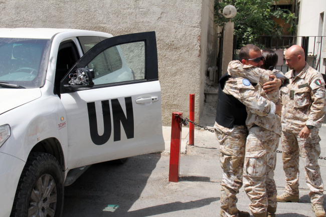 U.N. observers welcome their comrades upon their return from al-Haffa, in northern Syria, to Damascus, Saturday. (AP-Yonhap News)