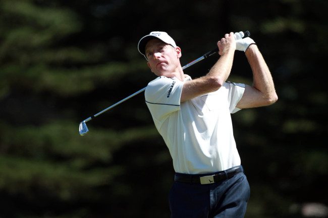 Jim Furyk hits an approach shot during the third round of the U.S. Open on Saturday. (Yonhap News)