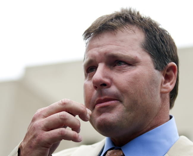 Roger Clemens speaks to the media in Washington, D.C., on Monday. (AP-Yonhap News)