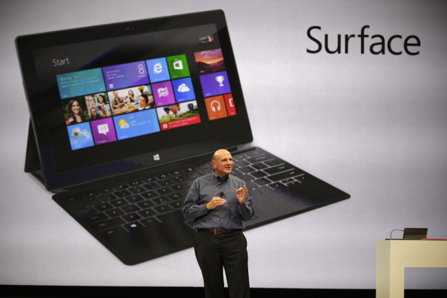 Microsoft CEO Steve Ballmer unveils “Surface,” a new tablet computer to compete with Apple’s iPad, at Hollywood’s Milk Studios in Los Angeles on Monday. (AP-Yonhap News)