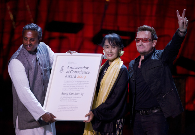 General Secretary of Amnesty International Salil Shetty (left) and Irish singer Bono hand Myanmar opposition leader Aung San Suu Kyi the Amnesty International’s Ambassador of Conscience award in Dublin on Monday. (AP-Yonhap News)