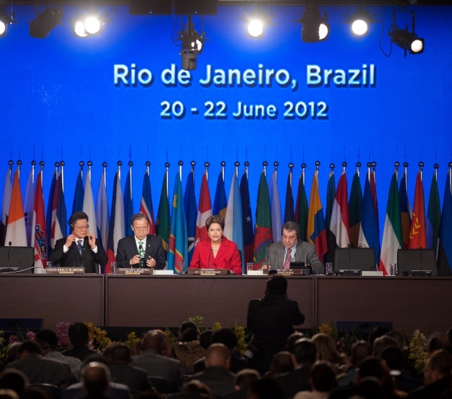 (Left to right) Sha Zukang, secretary-general of the United Nations Conference on Sustainable Development, Ban Ki-moon, U.N. secretary-general, Dilma Rousseff, president of the conference, and Nassir Abdulaziz Al-Nasser, president of the 66th session of the General Assembly attend the U.N. Conference on Sustainable Development in Rio de Janeiro on Wednesday. (Xinhua-Yonhap News)