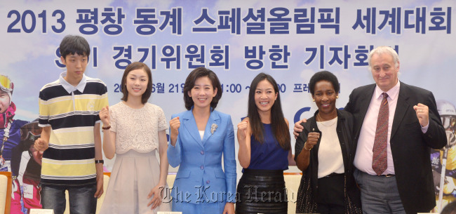 Goodwill ambassador Kim Yu-na (from second from left), Na Kyung-won, chair of the PyeongChang 2013 Special Olympics World Winter Games Organizing Committee, Special Olympics directors Michelle Kwan and Loretta Clairborne, and Ossie Kilkenny, and a Korean athlete of the Games Lee Seung-chae (left), pose for a photo after a news conference in Seoul on Thursday. (Lee Sang-sub/The Korea Herald)