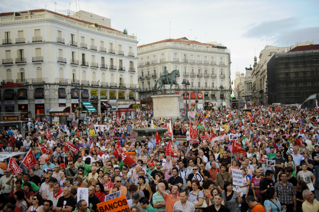 Spanish trade union members holding banners and flags demonstrate against the government economic measures and new labor reforms in central Madrid on Wednesday. (AP-Yonhap News)